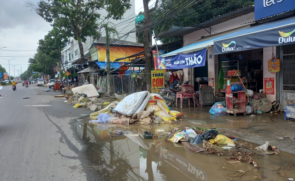 Dọc các tuyến phố ở tỉnh Khánh Hòa vẫn còn rất ngổn ngang