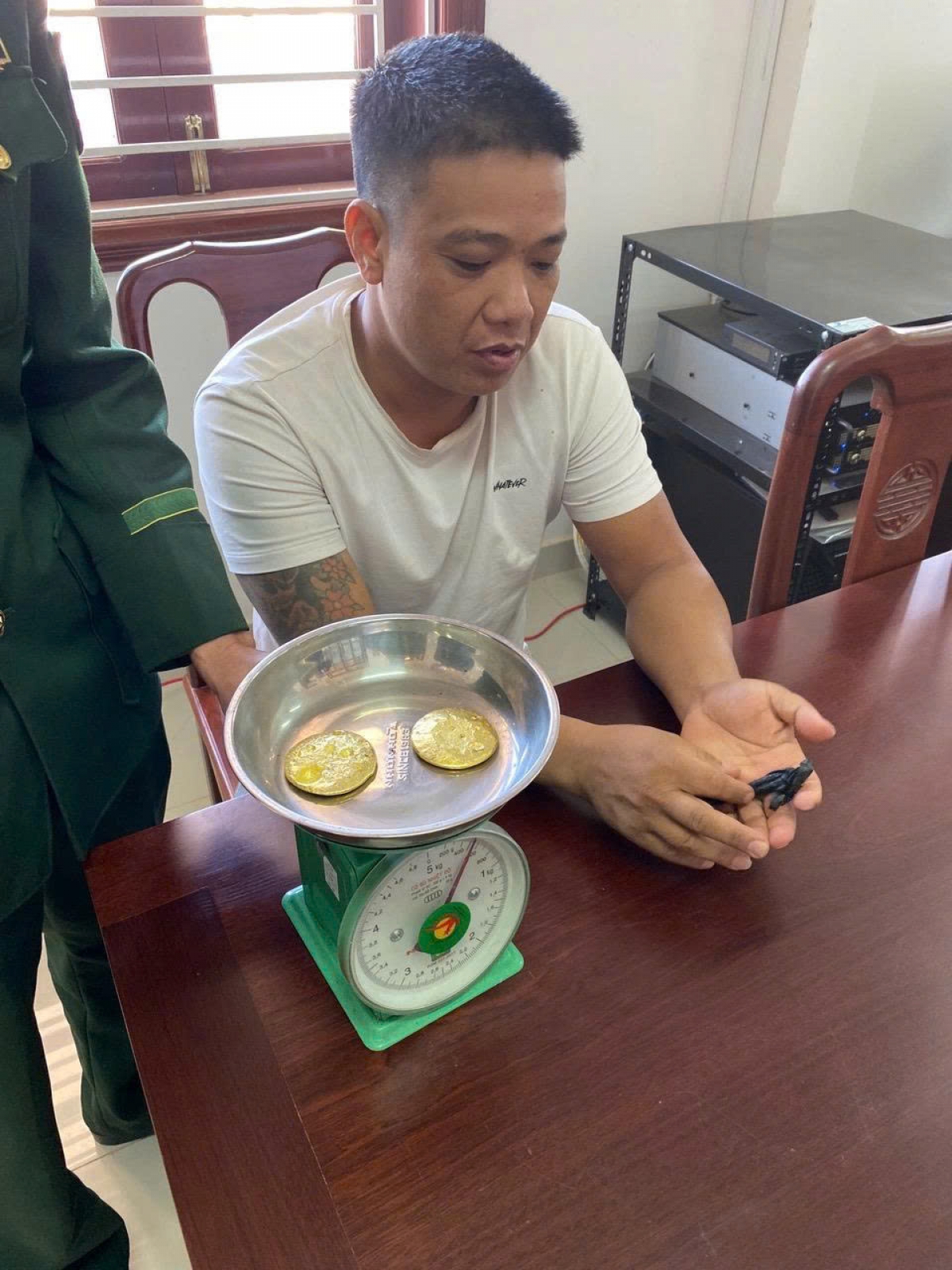 Đối tượng cùng tang vật làm việc với cơ quan chức năng