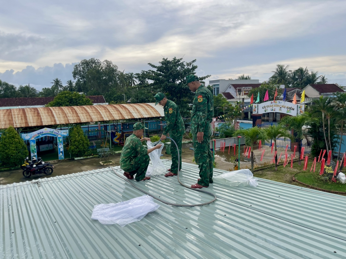 Đồn Biên phòng Cửa khẩu cảng Kỳ Hà hỗ trợ chằng chống Trường Mầm non Bình Minh, xã Núi Thành