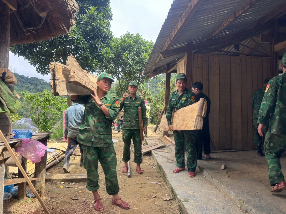 Đồn Biên phòng Ga Ry giúp nhân dân thôn H'Juh, xã Hùng Sơn (trong khu vực nguy cơ sạt lở) di dời nhà cửa, tài sản đến vị trí an toàn.