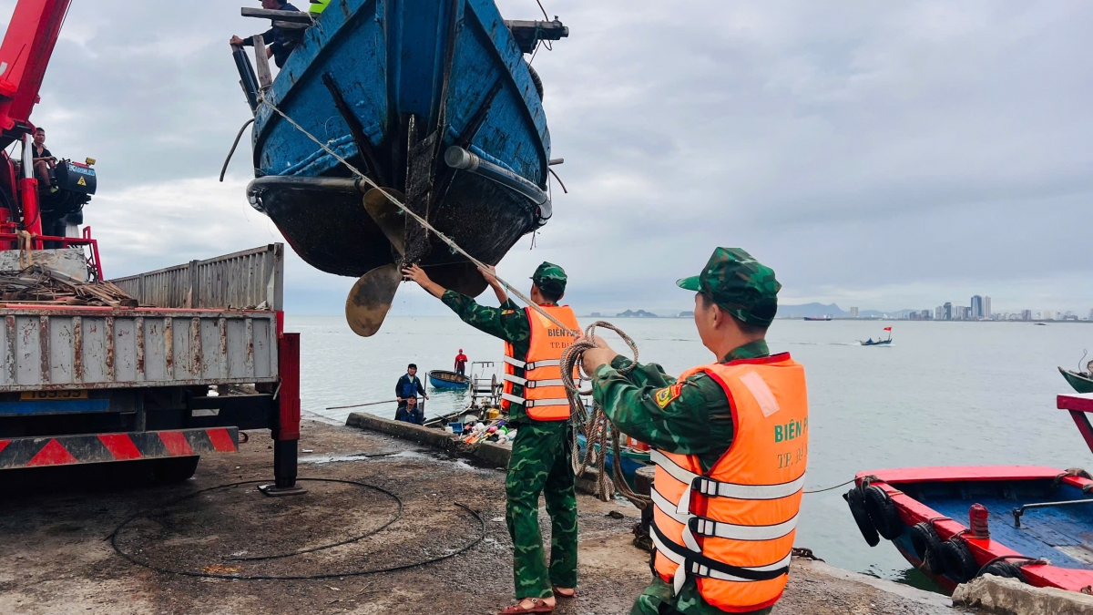 Đồn Biên phòng giúp dân đưa tàu vào tránh trú bão