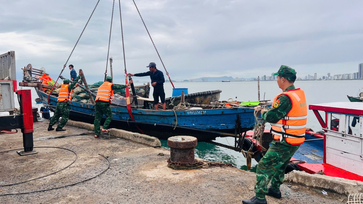 Đồn Biên phòng Sơn Trà giúp dân đưa phương tiện lên bờ trú bão