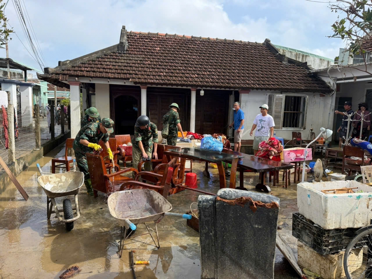 Giúp dân dọn dẹp nhà cửa sau lũ