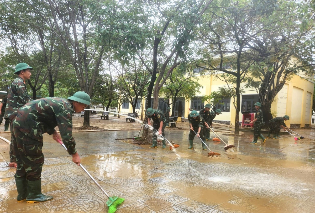 Lực lượng Quân đội hỗ trợ dọn vệ sinh trường học.