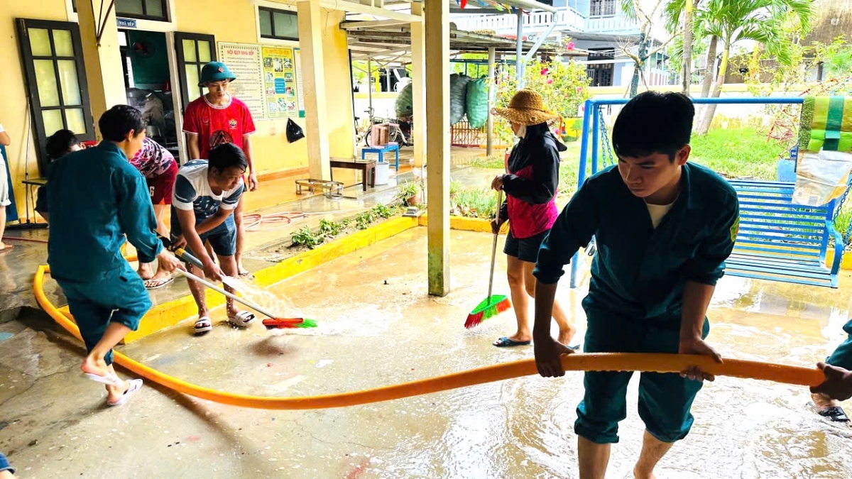 Dọn vệ sinh ở trường Mầm non Dương Nỗ, thành phố Huế.