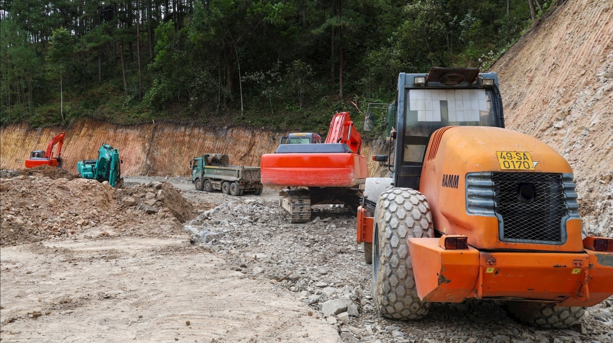 Đơn vị thi công huy động máy móc mở đường, nỗ lực thông tuyến đèo Mimosa – Quốc lộ 20 trong ngày 29/11.