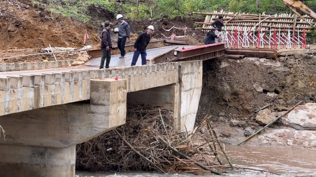 Đơn vị thi công lắp cầu tạm bằng dầm thép.