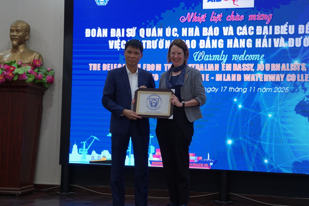 Trường Cao đẳng Hàng hải và Đường thuỷ 1 (MIC1) đẩy mạnh hợp tác quốc tế nâng cao kỹ năng cho sinh viên, trong đó đối tác hàng đầu là Australia. Trong ảnh: TS. Đỗ Văn Tuấn, Hiệu trưởng Nhà trường (trái) và bà Peta Donald - Bí thư thứ nhất, Đại sứ quán Australia tại Hà Nội. Ảnh: Đại sứ quán Australia.