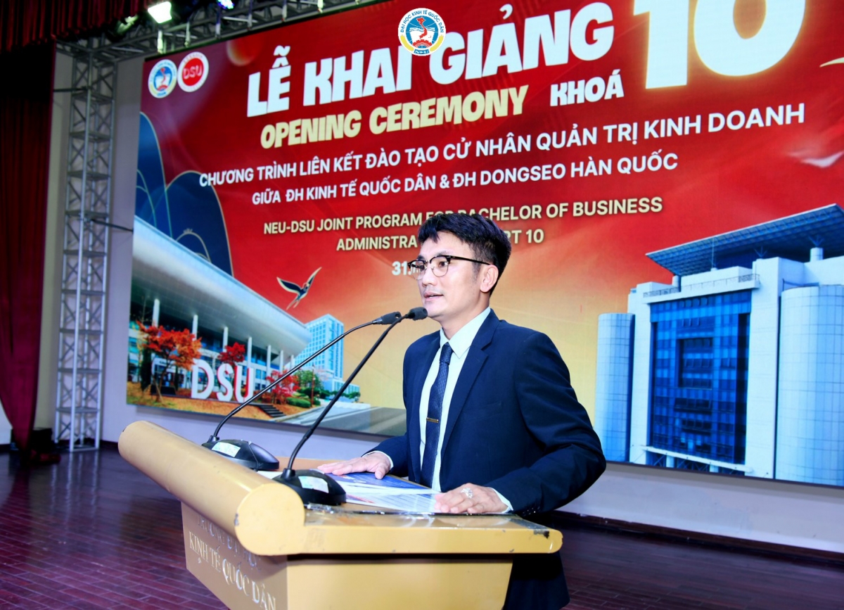 PGS.TS Hà Sơn Tùng-Trưởng khoa khoa Quản trị kinh doanh phát biểu tại buổi lễ khai giảng 