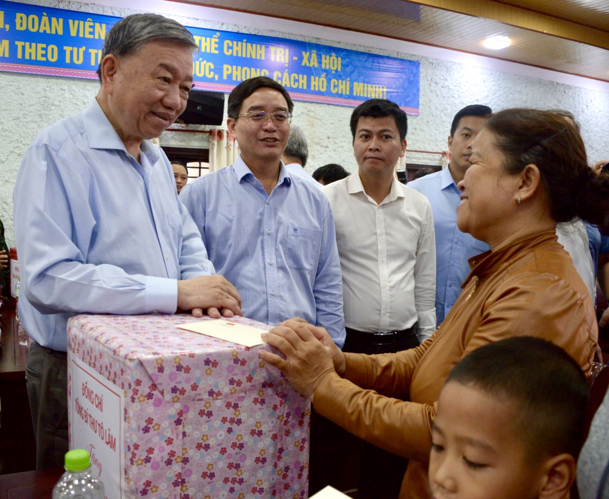 Thăm, tặng quà người dân bị ảnh hưởng do mưa lũ tại Huế, Tổng Bí thư Tô Lâm yêu cầu địa phương khẩn trương khắc phục hậu quả mưa lũ để cuộc sống người dân sớm trở lại bình thường
