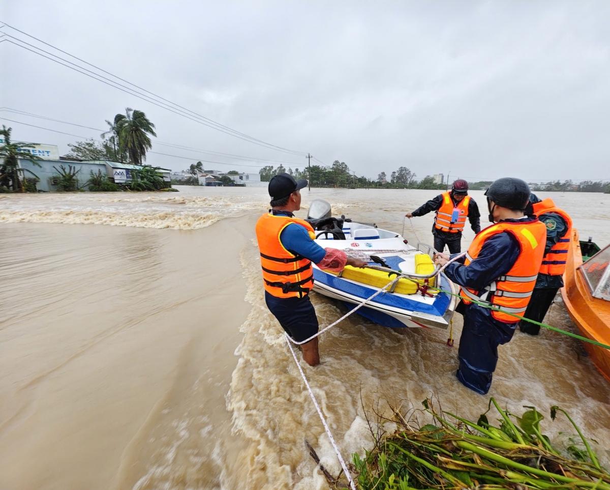 Nhóm ứng cứu vì cộng đồng Đà Nẵng phối hợp với các lực lượng chức năng tham gia ứng cứu người dân tâm lũ Phú Yên.