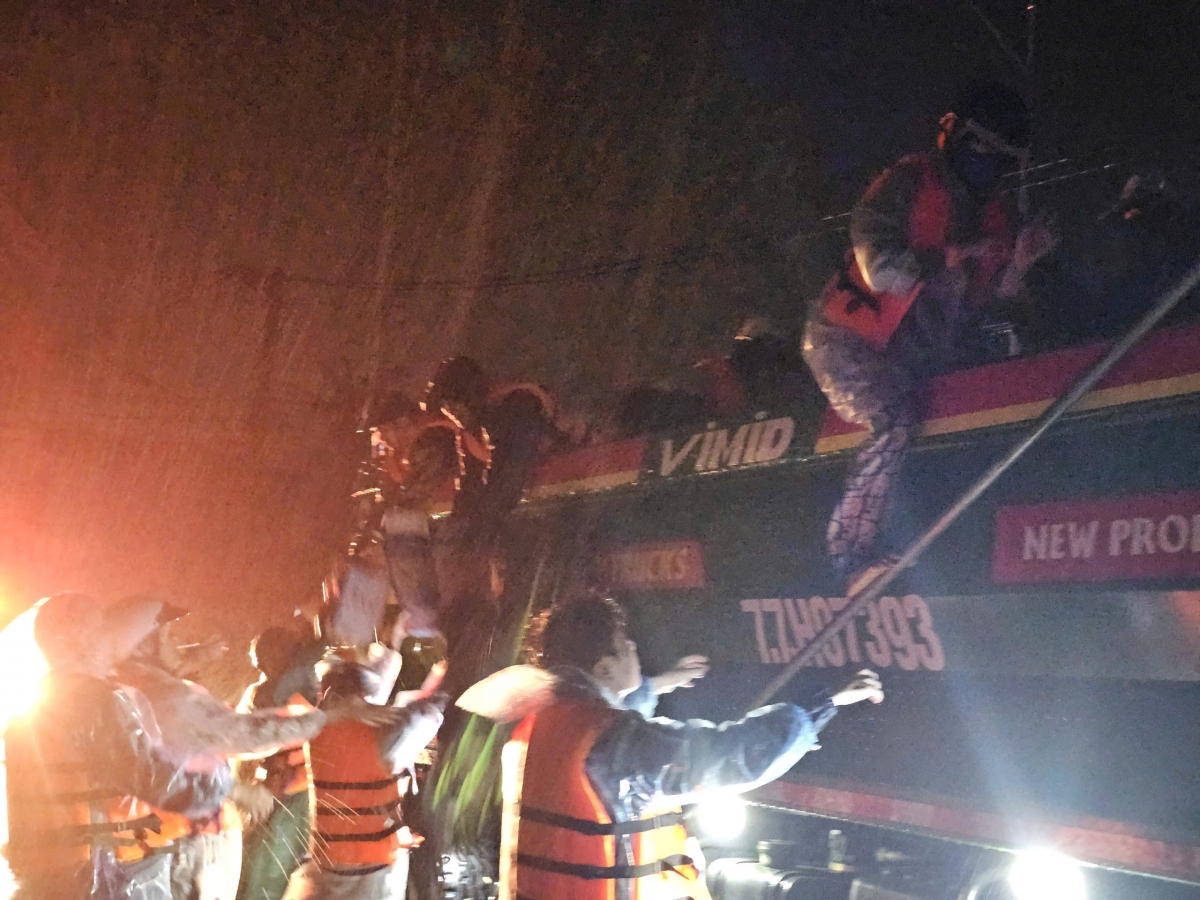 Đưa người dân phường Quy Nhơn đến nơi tránh trú an toàn