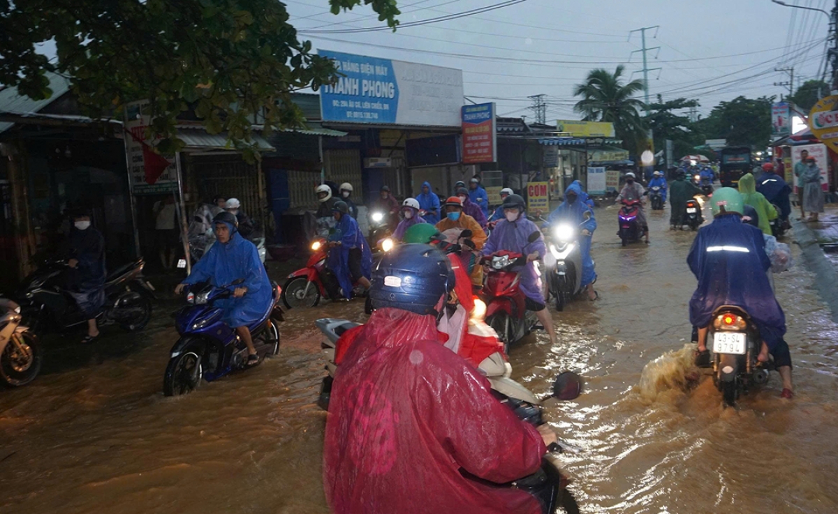 Đường Âu Cơ (Đà Nẵng) nước ngập do mưa lớn.