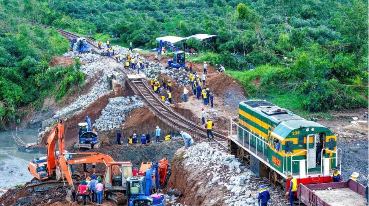 Ngành đường sắt huy động hằng trăm công nhân khắc phục sự cố sạt lở đường sắt qua tỉnh Đắk Lắk. Ảnh: TTXVN