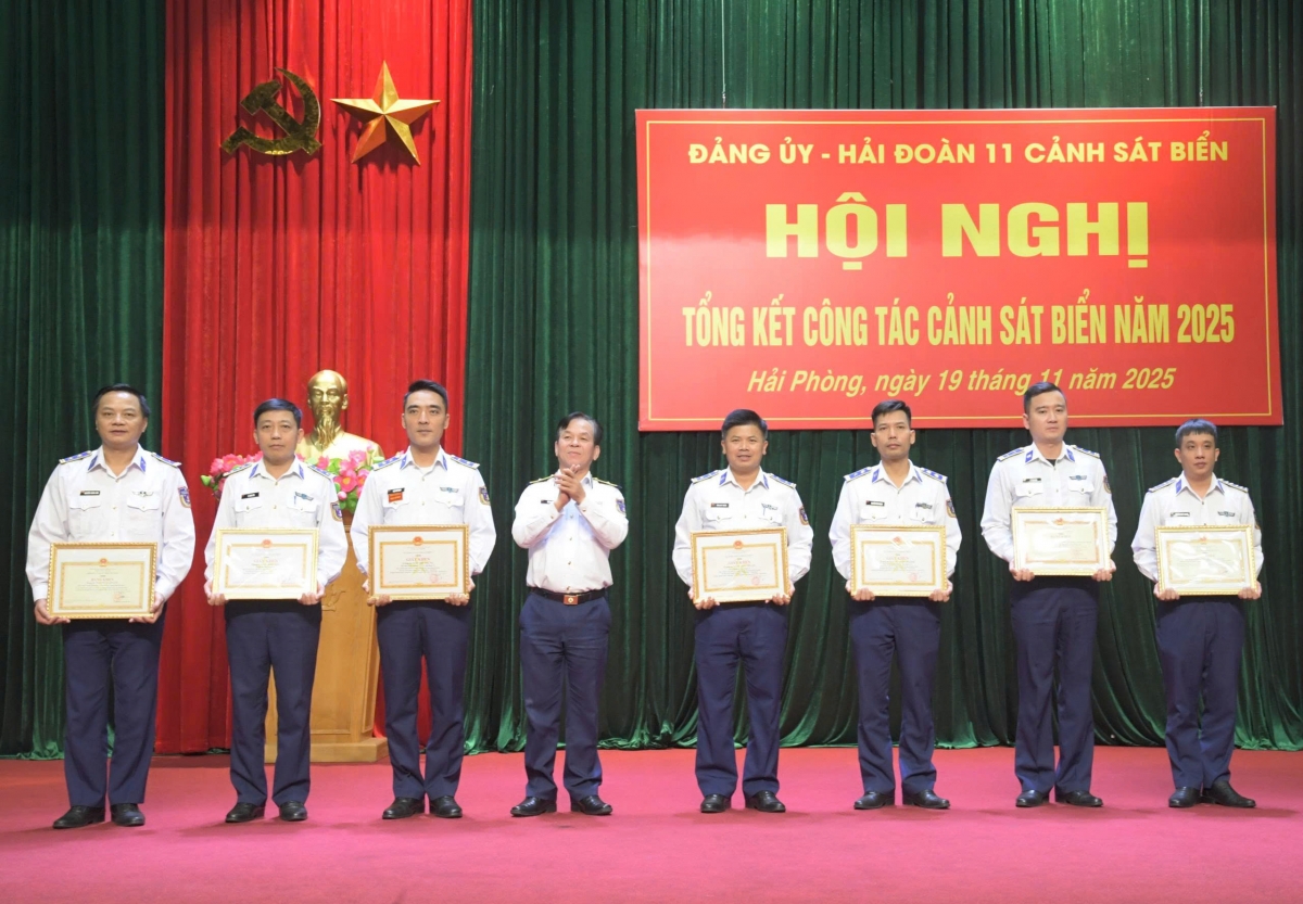 Thiếu tướng Trần Văn Thơ - Tư lệnh Vùng trao thưởng cho các CBCScó thành tích xuất sắc trong đợt thi đua cao điểm chào mừng kỷ niệm 80 năm ngày Quốc khánh nước CHXHCN Việt Nam