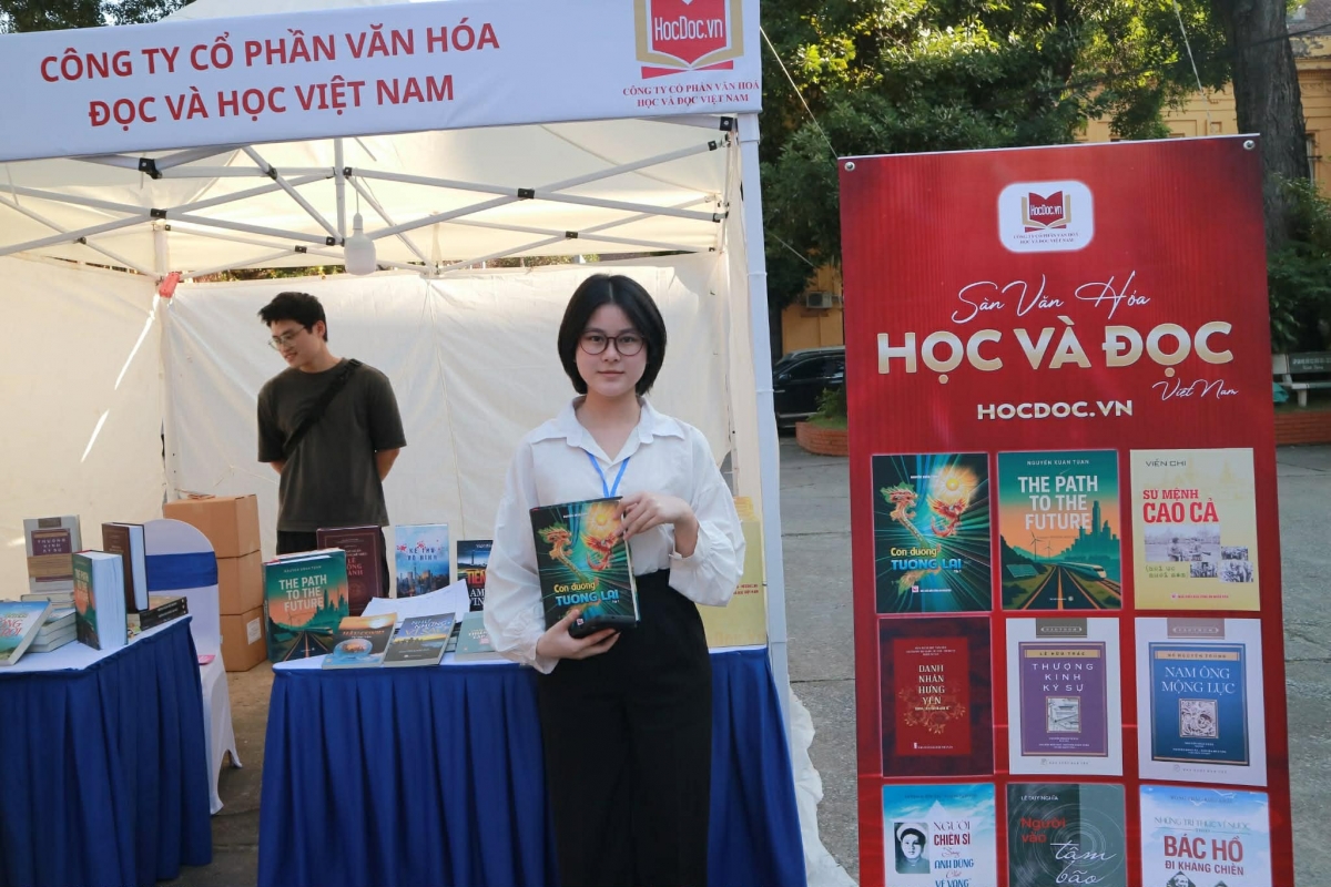 Khuyến khích tinh thần học tập nghiên cứu và phát triển văn hóa đọc trong môi trường đại học.