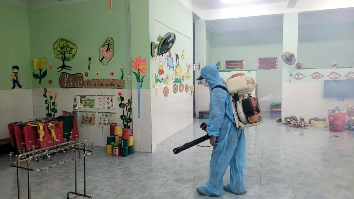 Lực lượng Tiểu đoàn 355 tiến hành phun thuốc khử khuẩn tại Trường mầm non Hòa Tiến 2.