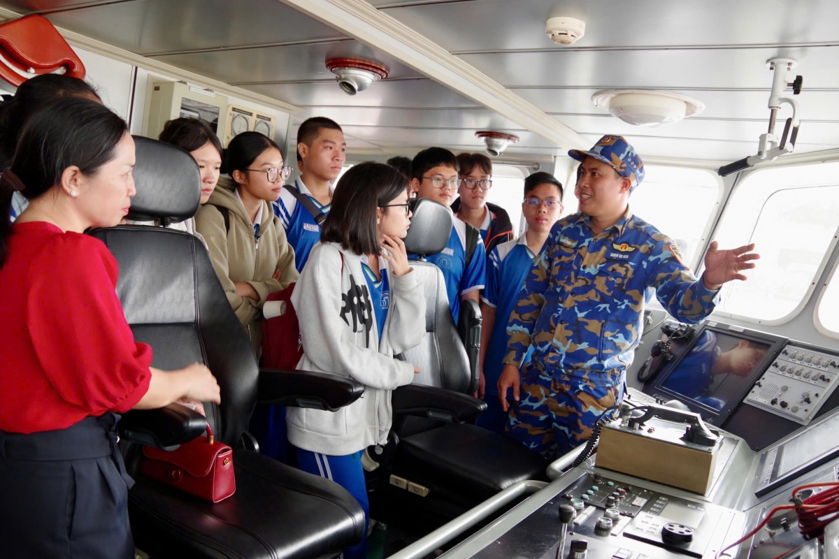 Các thầy cô và các em học sinh được cán bộ tàu Lữ đoàn 172 giới thiệu một số thông tin cơ bản trang bị kỹ thuật trên tàu