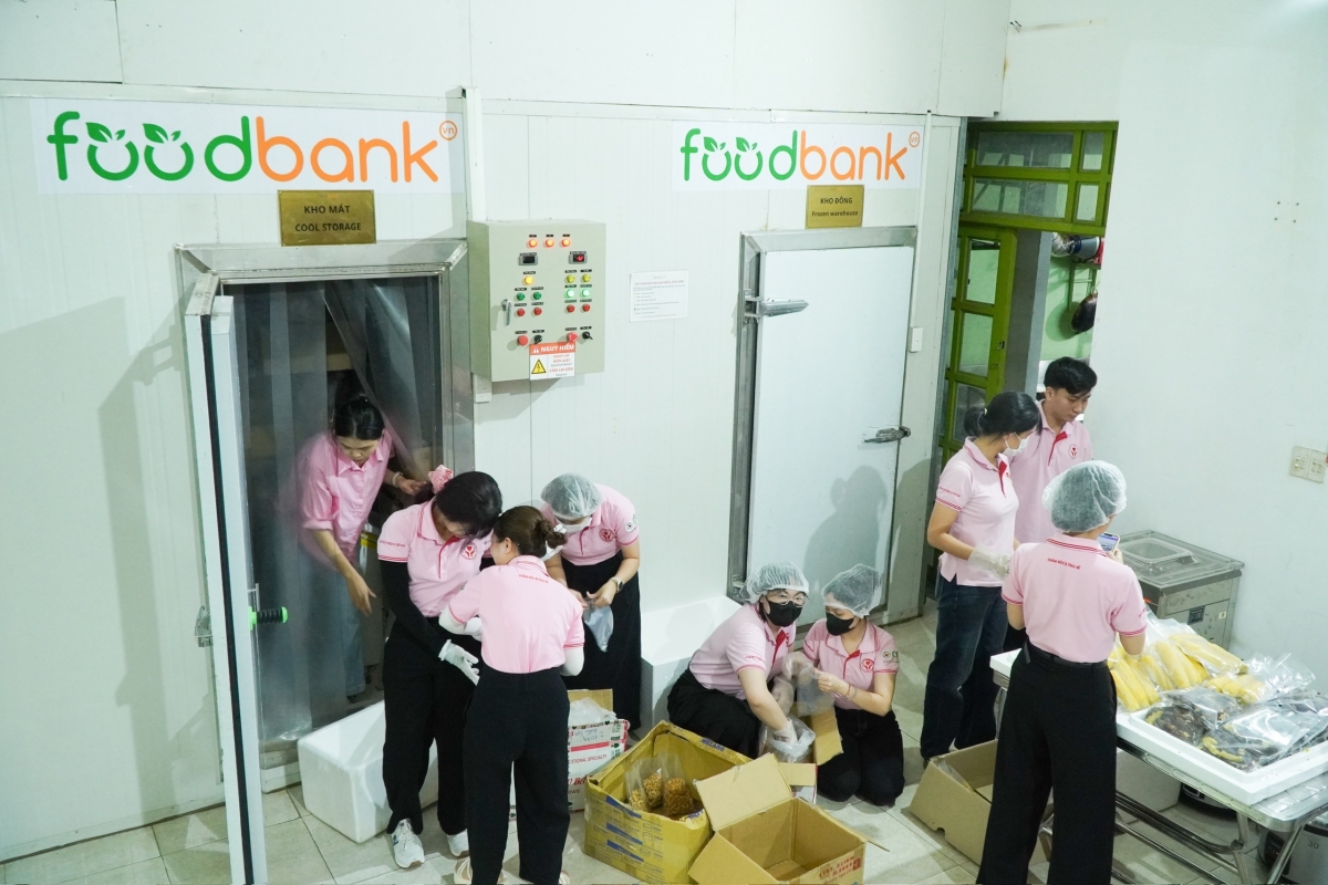 Các tình nguyện viên đang đóng gói nhu yếu phẩm thiết yếu để gửi tới đồng bào vùng lũ