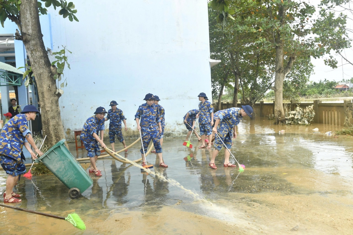 CBCS rửa dọn khu vực quanh sân trường