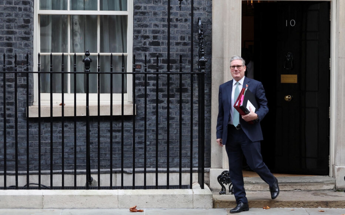 Kể từ khi lên nắm quyền vào mùa hè năm 2024, chính phủ của Thủ tướng Keir Starmer phải đối mặt với áp lực lớn trong việc kiểm soát dòng người di cư và hạn chế quyền lợi của họ - Ảnh: Le Parisien