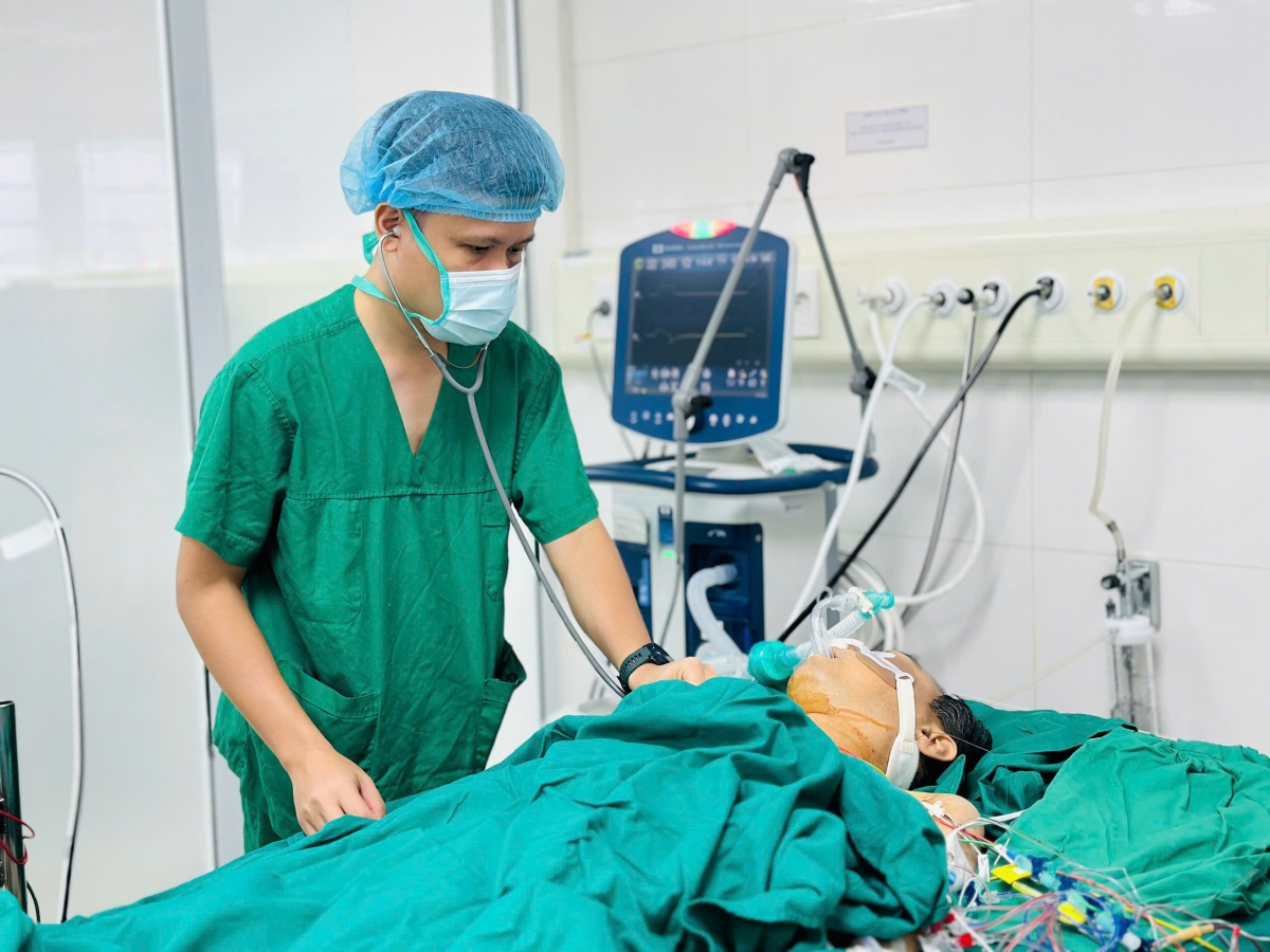 Bệnh nhân nam đang được hồi sức sau ca ghép