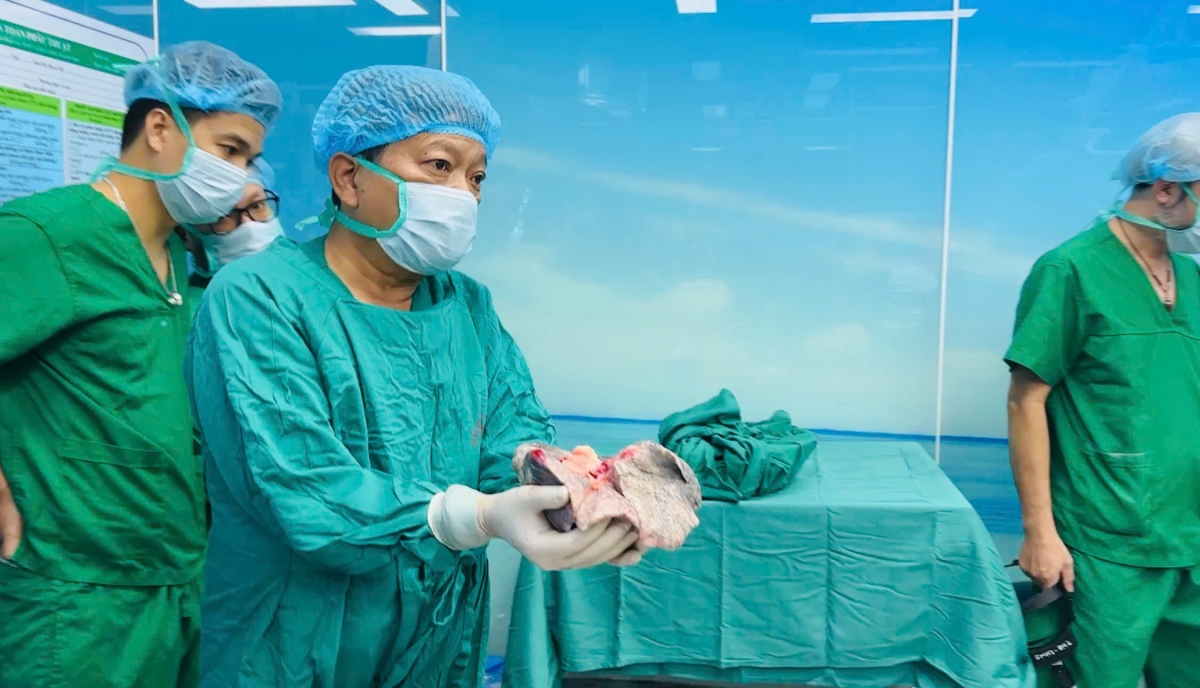 TSBS Đinh Văn Lượng, Giám đốc BV Phổi Trung ương, Trưởng Ê kíp ghép phổi nâng niu tạng phổi để ghép cho người bệnh