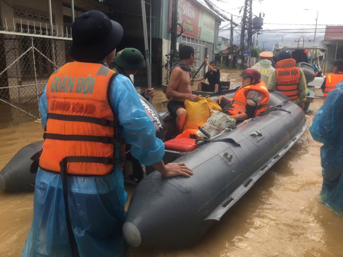 Cán bộ, chiến sĩ Tiểu đoàn 795 chở nhân dân tới nơi an toàn