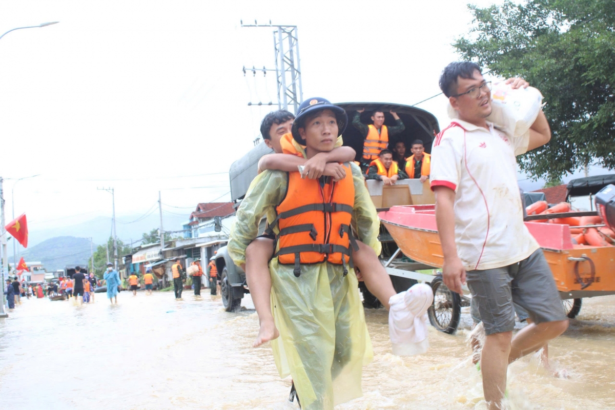 Cán bộ, chiến sĩ Tiểu đoàn 795 giúp đỡ nhân dân vùng ngập lụt