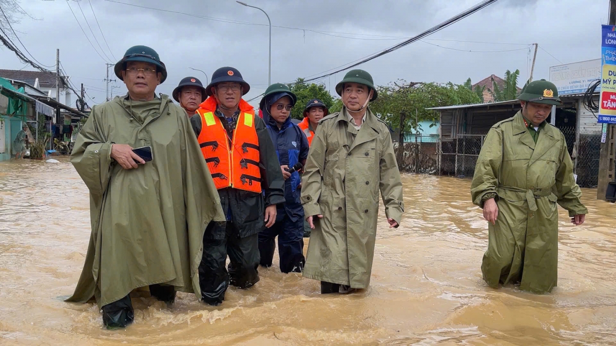 Đoàn công tác đi thực tế chỉ đạo lực lượng cứu hộ
