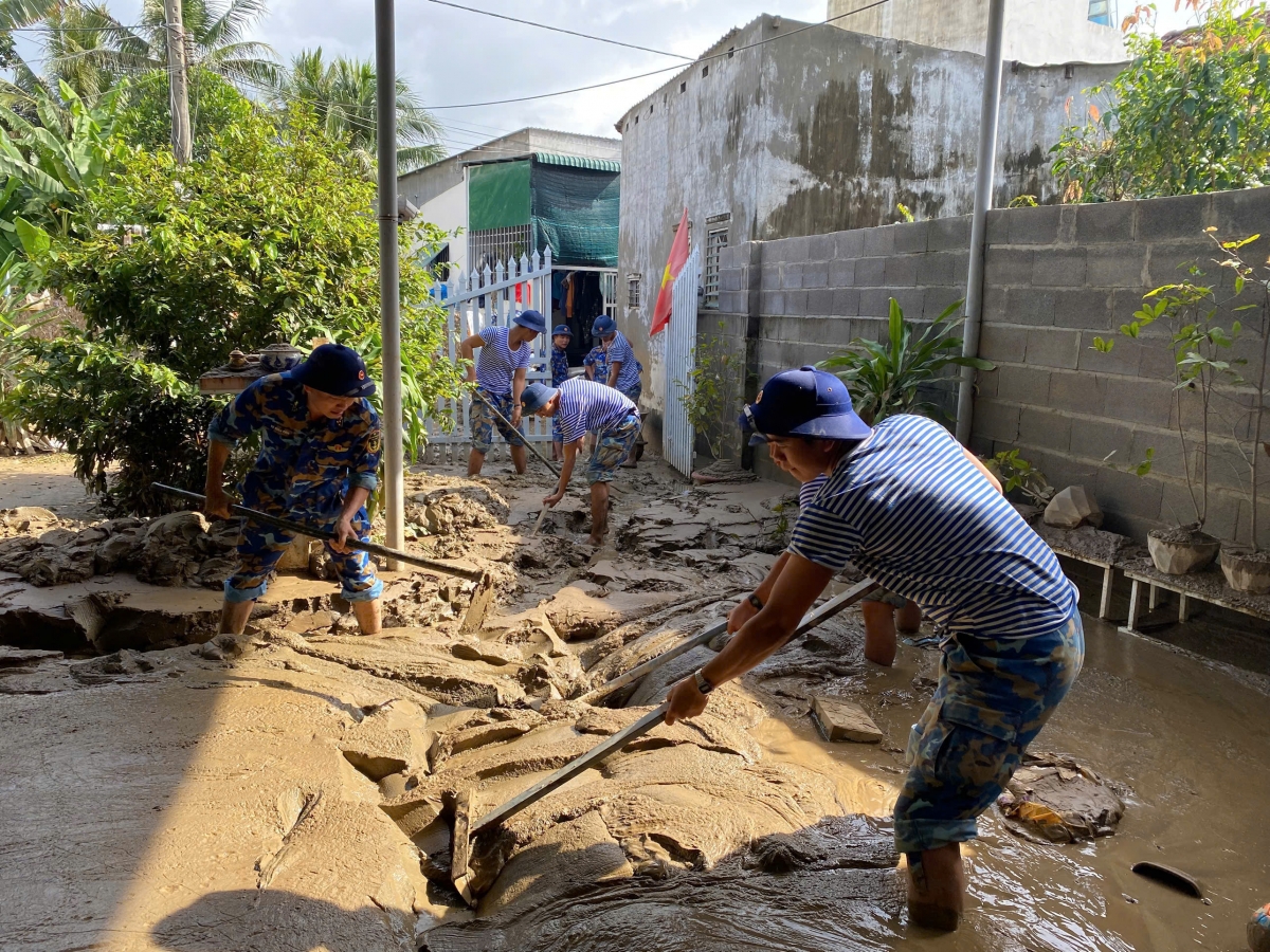 Giúp dân có hoàn cảnh khó khăn dọn dẹp bùn đất sau lũ