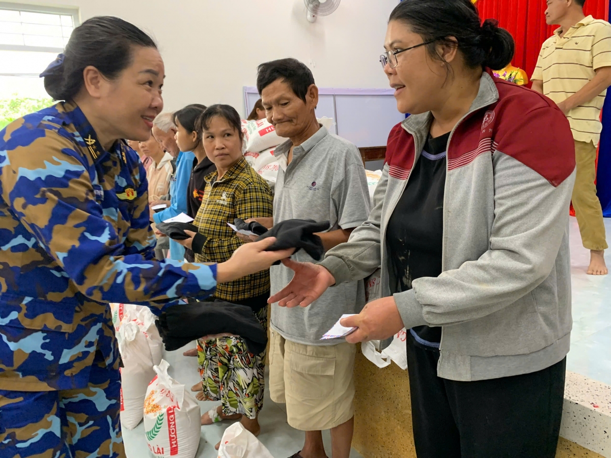 Hội phụ nữ Lữ đoàn 957 hỗ trợ bà con xã Diên Khánh