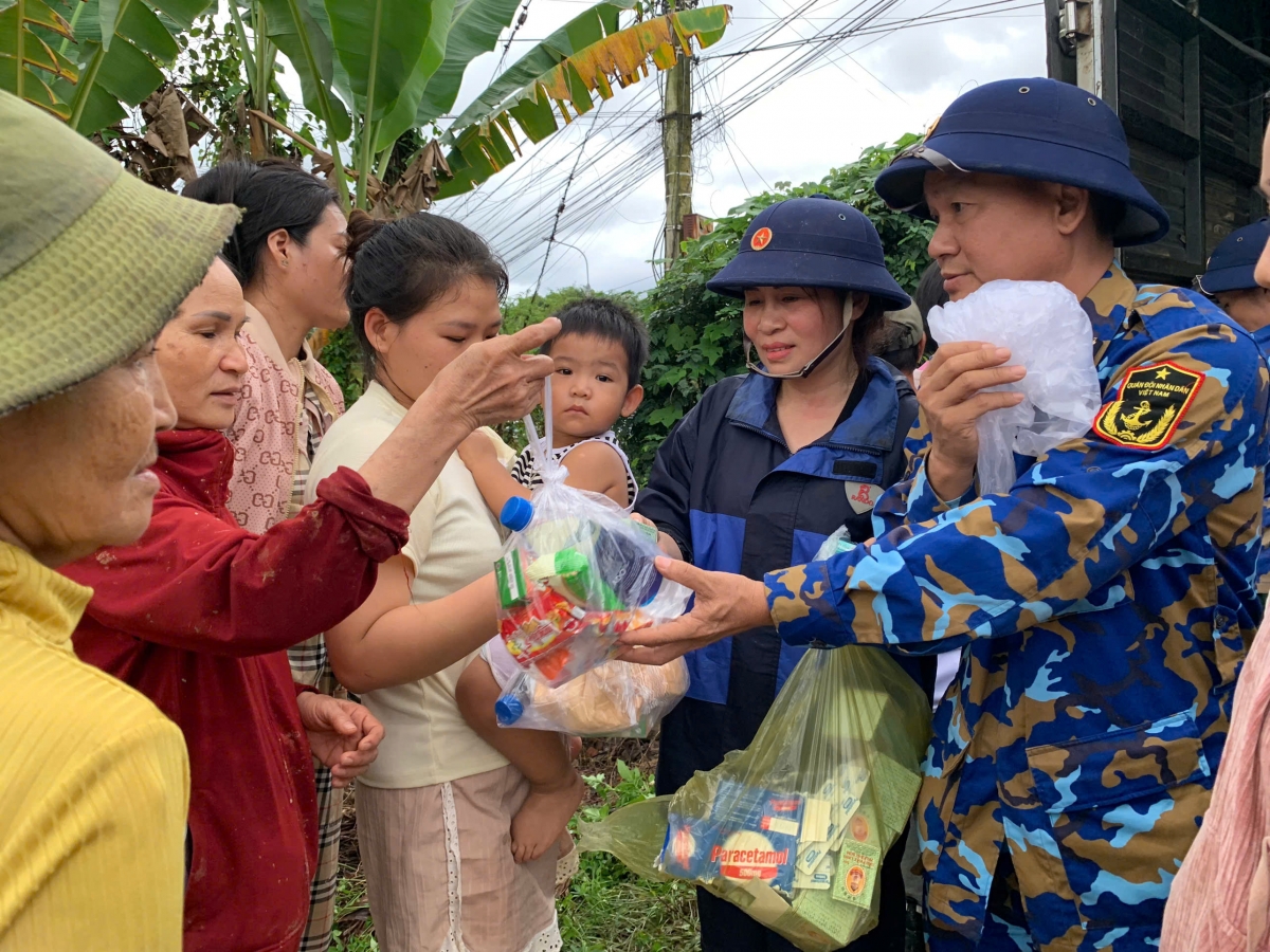 Tặng quà bà con xã Diên Phước