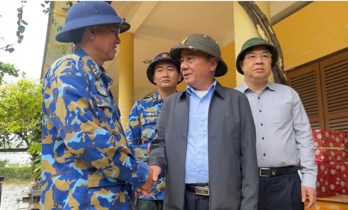 Ủy viên Bộ Chính trị, Thường trực Ban Bí thư Trần Cẩm Tú thăm hỏi, chỉ đạo lực lượng cứu hộ