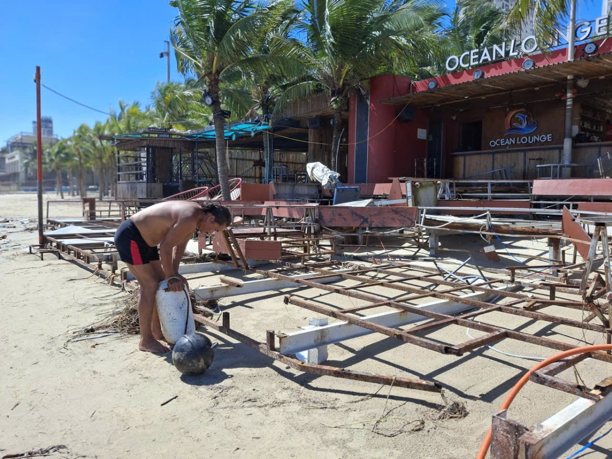 Hàng quán ven biển bị sóng đánh hư hỏng.