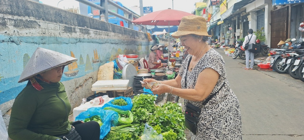 Giá rau tăng nên người tiêu dùng mua cũng ít hơn.