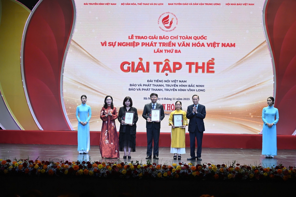 3 đơn vị được trao Giải Tập thể (Ảnh: Trần Huấn)