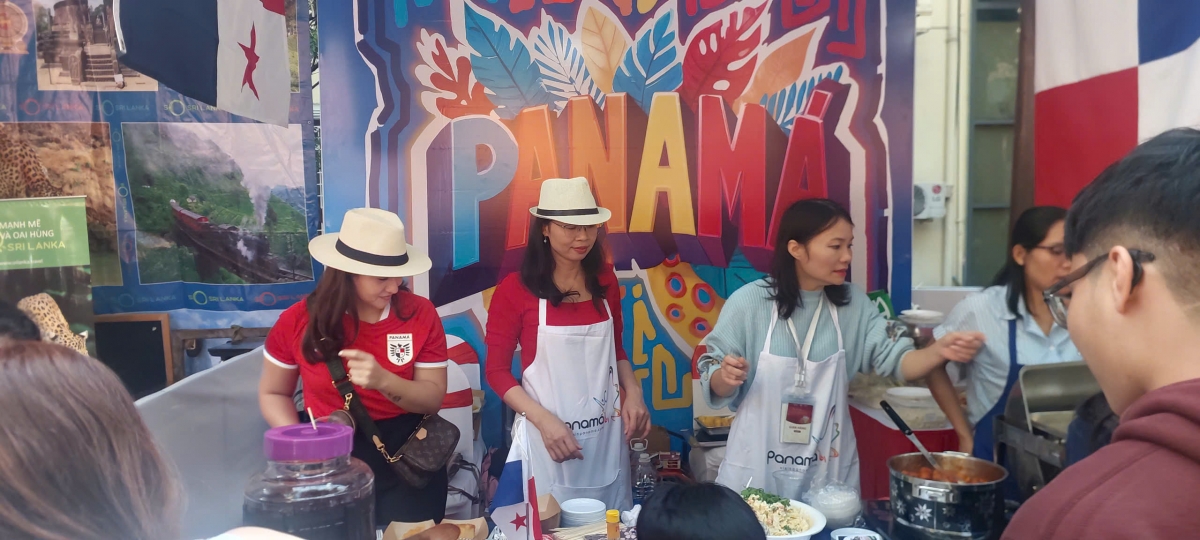 Gian hàng giới thiệu món ẩm thực truyền thống của Đại sứ quán Panama