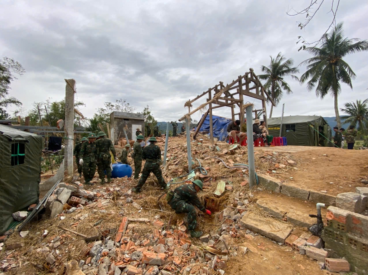 Giữa những bộn bề, ngổn ngang sau lũ dữ, cả quân và dân cùng chung tay xây dựng lại thôn, làng