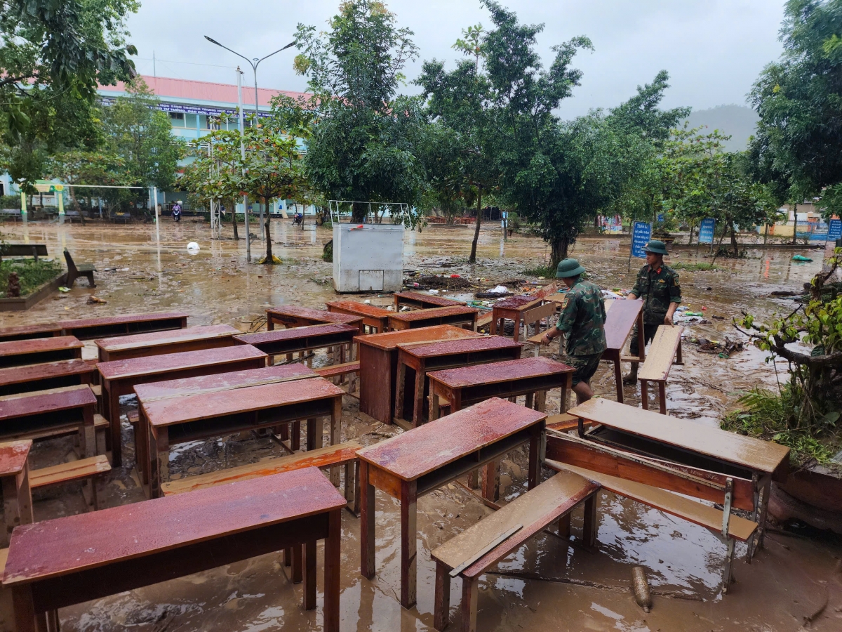 Bộ đội Quân khu 5 giúp các trường học dọn dẹp vệ sinh trường lớp