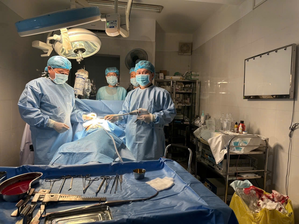 Tổ phẫu thuật, gây mê hồi sức phối hợp tổ cấp cứu đường không của Bệnh viện Quân y 175 thực hiện phẫu thuật mở lồng ngực trong điều kiện thiếu thốn cứu sống nam bệnh nhân bị tràn máu, tràn khí màng phổi. (Ảnh: BV175)