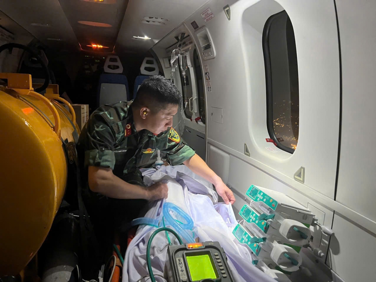 Bệnh nhân được vận chuyển bằng trực thăng về đất liền tiếp tục điều trị. (Ảnh: BV175)