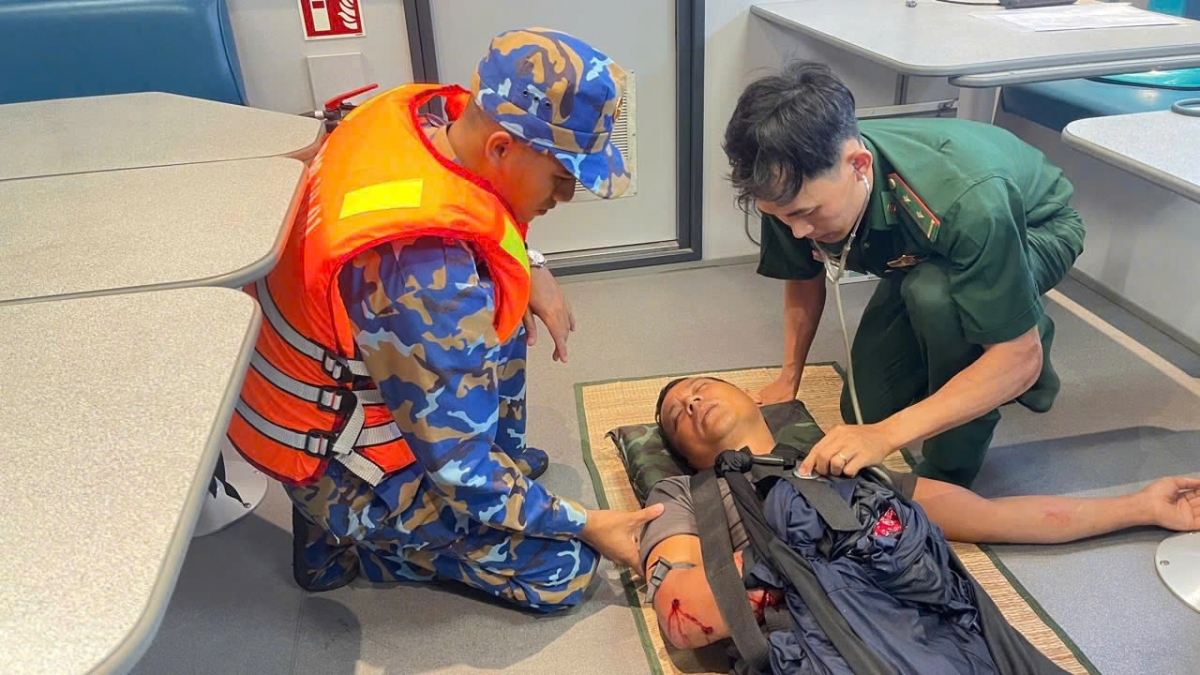 CBCS Hải đoàn 48 cấp cứu ngư dân trên biển