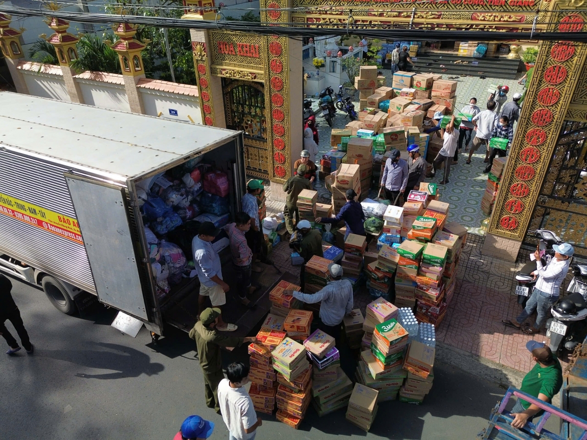 Hàng hóa thiết yếu chuyển về miền Trung.