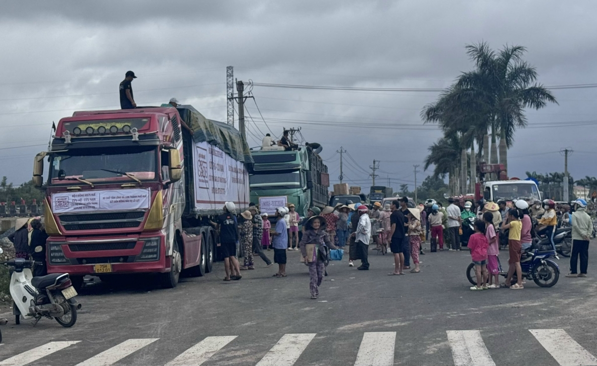 Hàng trăm bà con vùng lụt ở xã Tây Hoà, tỉnh Đắk Lắk đến nhận hỗ trợ lương thực, thực phẩm và nước uống đóng chai.
