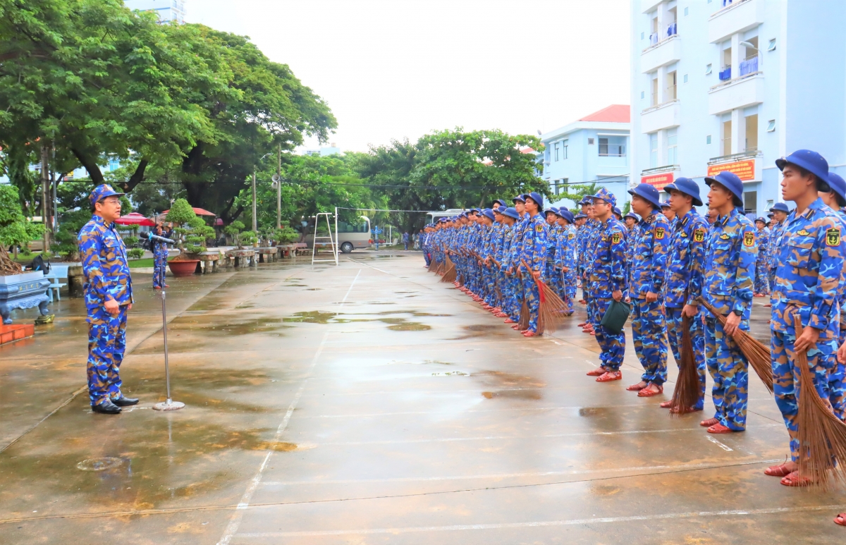 Đại tá Phạm Đức Hùng, giao nhiệm vụ và động viên bộ đội.
 