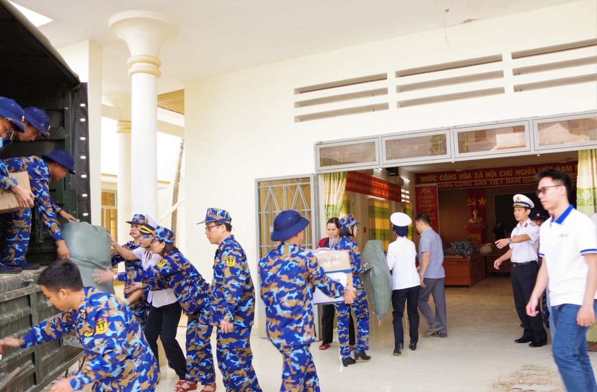 Cán bộ, học viên Học viện Hải quân và Công ty cổ phần Thuận Hải (Thành phố Hồ Chí Minh) vận chuyển quà xuống tại xã các khu vực tặng quà.