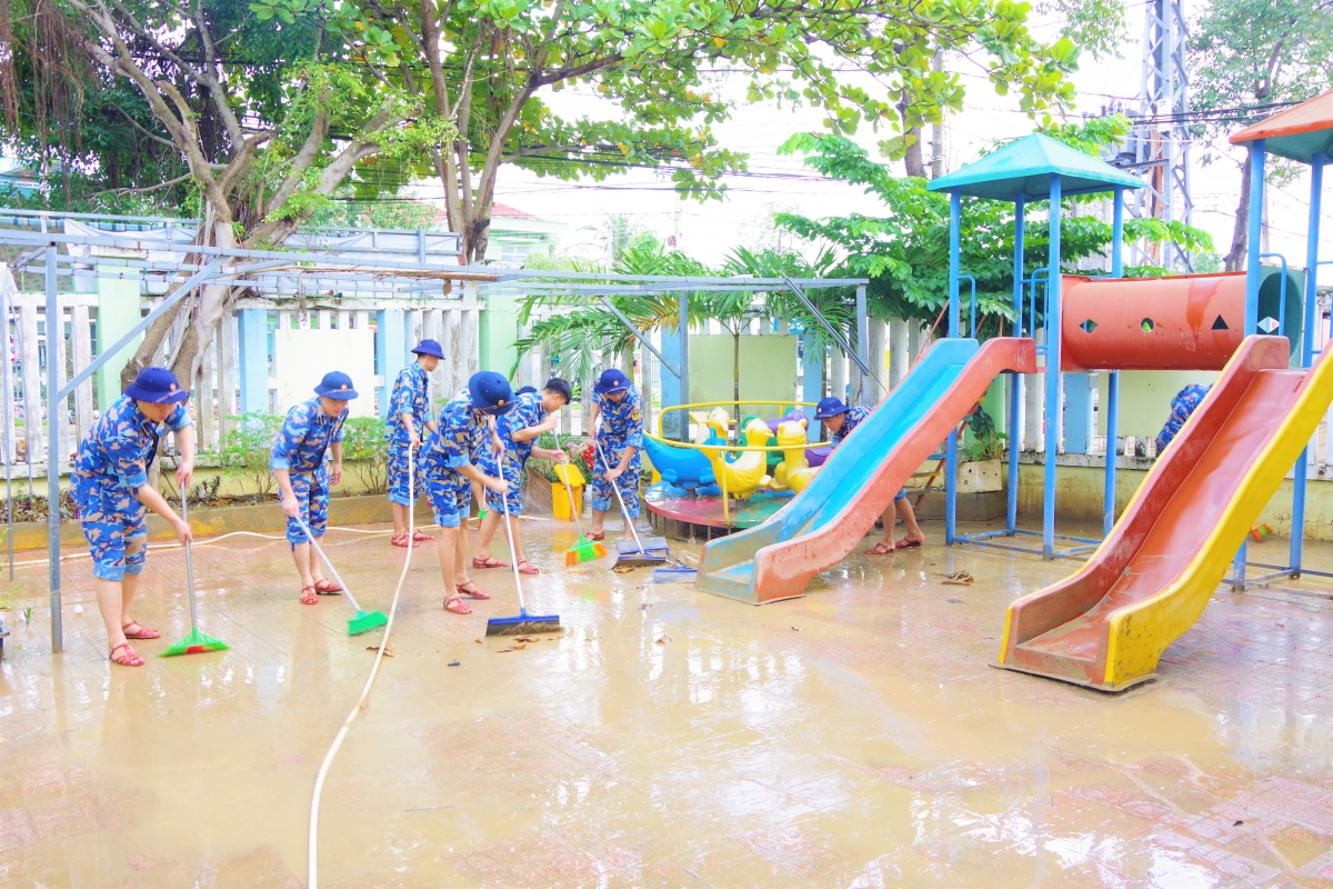  Học viên đẩy bùn đất và lau rửa các vật dụng tại trường Mầm Non