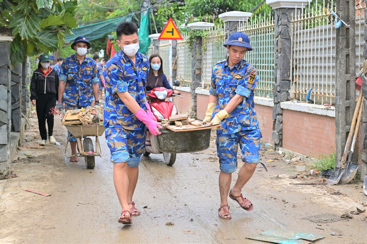  Học viên vận chuyển rác thải từ các ngôi nhà nằm sâu trong hẻm ra điểm tập kết rác.