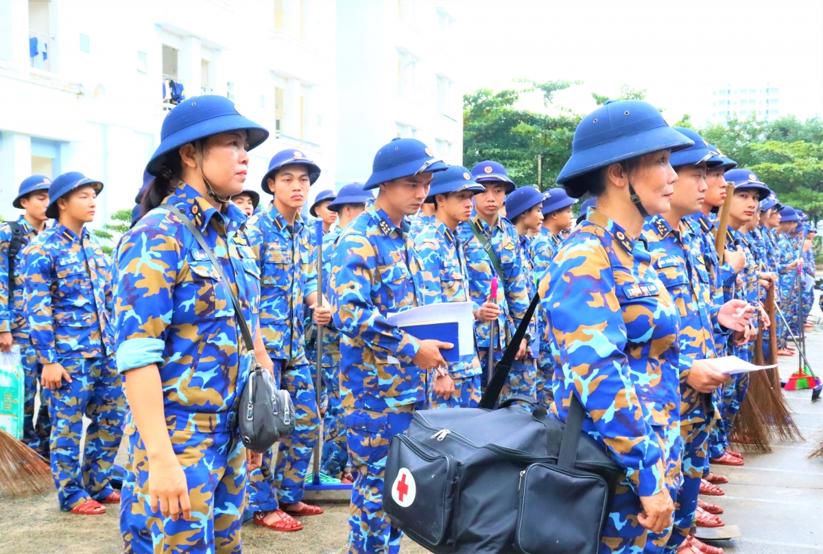 Lực lượng quân y Học viện cơ động đi giúp nhân dân.